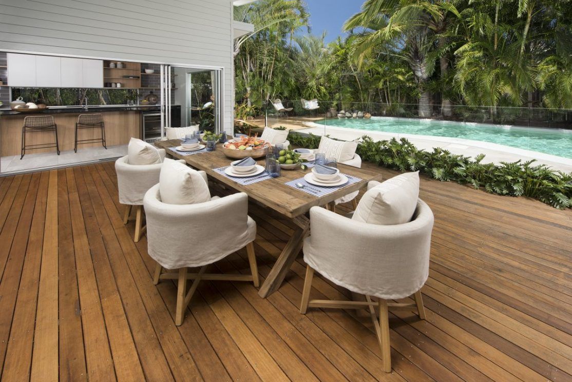Outdoor alfresco dining entertainment area - kitchen, sun deck and pool